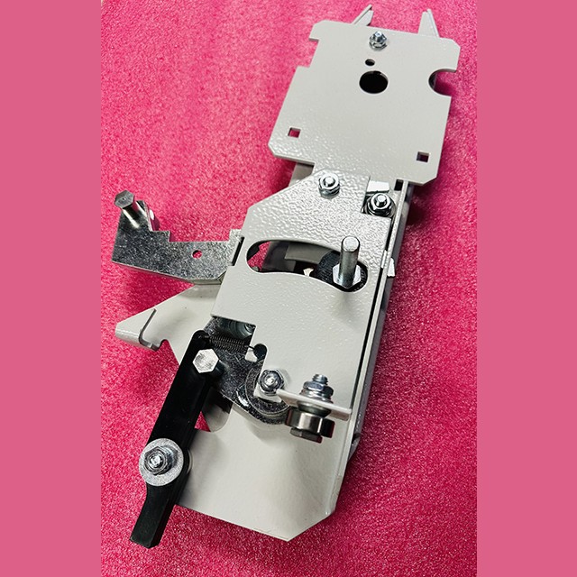 Отводка дверей кабины правая 0411Е.03.10.060МП-02 Ecomaks ЩЛЗ